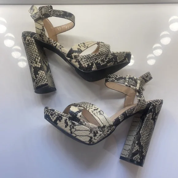 Animal print platform, chunky heel,Ankle straps, Size 7 - Picture 8 of 9